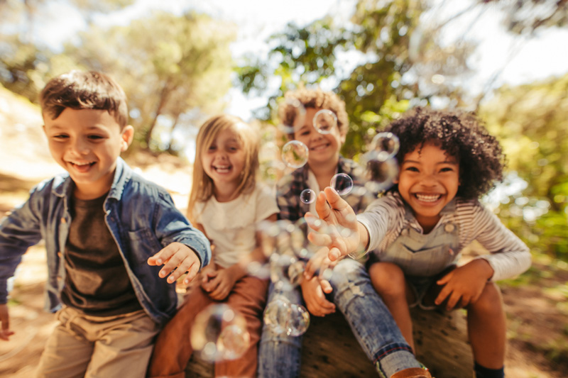 Spielende-Kinder-mit-Seifenblasen